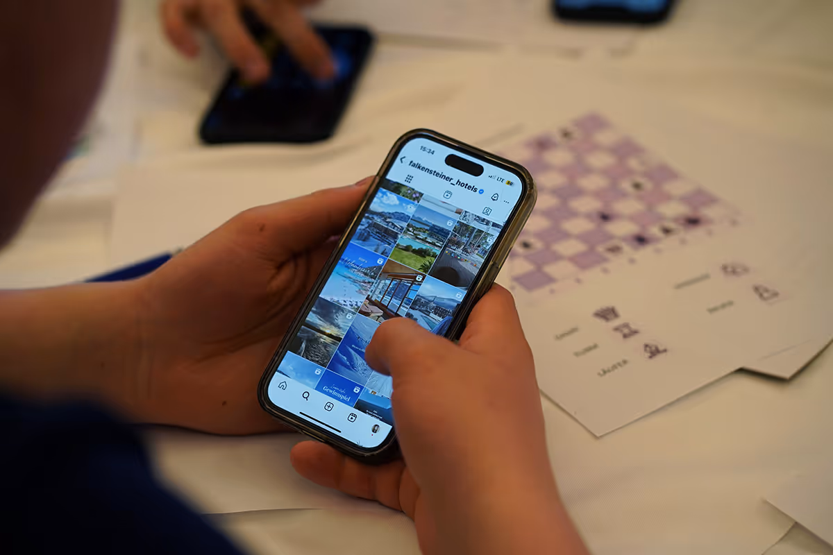 Ein Spieler sucht nach Hinweisen auf dem Social Media Profil seiner Firma.